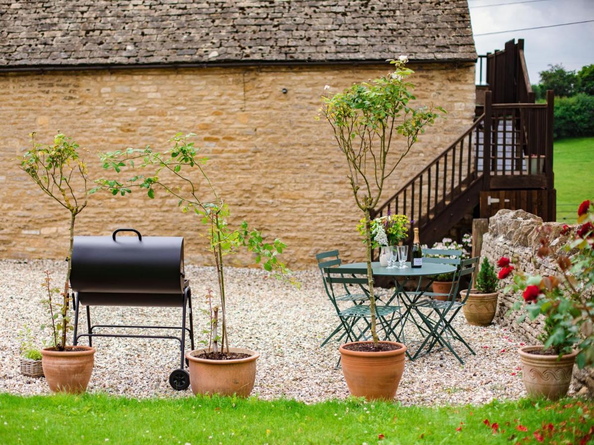Hayloft At Newbarn Farm Villa Чипинг Нортън Екстериор снимка